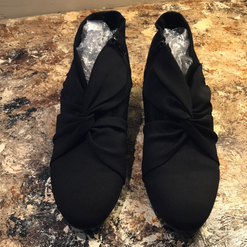Black wedges